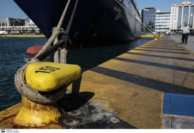 Δεμένα τα πλοία στα λιμάνια