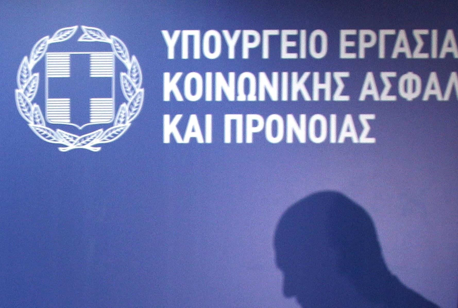 «Δεν είναι η ώρα για το αγγελιόσημο» λέει η κυβέρνηση, συναγερμός στην ΠΟΕΣΥ