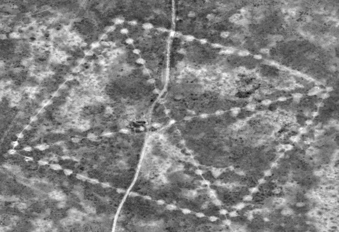 H NASA ερευνά μυστηριώδη γεωγλυφικά 8.000 ετών στις στέπες του Καζακστάν