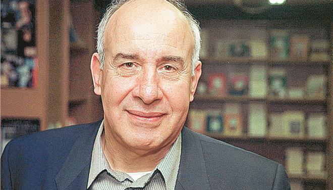 Ο Θανάσης Νιάρχος συναντάει δέκα προσωπικότητες στο Δημοτικό Θέατρο Πειραιά