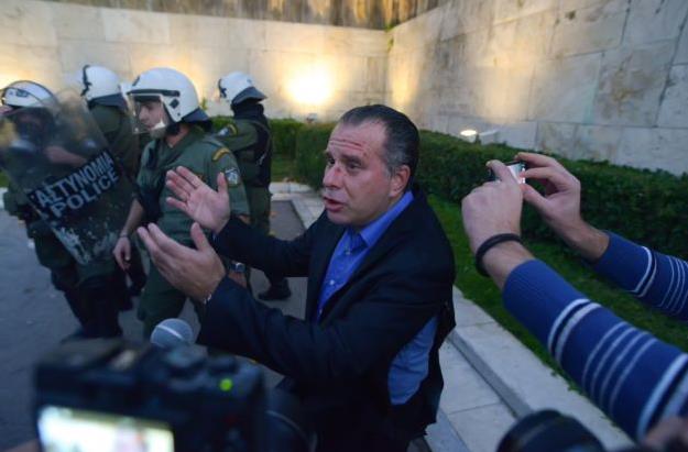 Επίθεση από ακροδεξιούς δέχτηκε ο Γιώργος Κουμουτσάκος στο Σύνταγμα