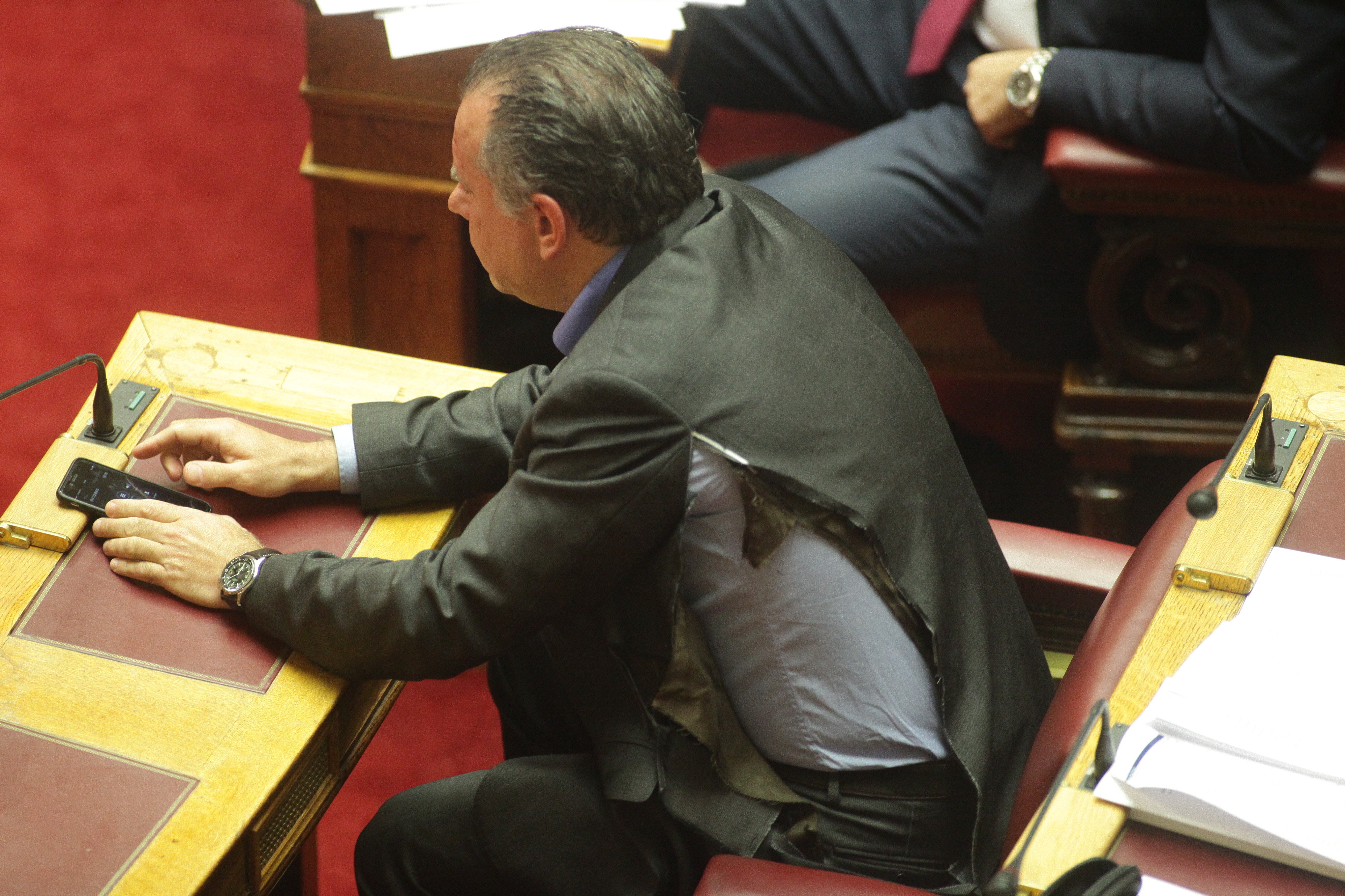 Στη σκιά της επίθεσης κατά Κουμουτσάκου ψηφίστηκε το πολυνομοσχέδιο