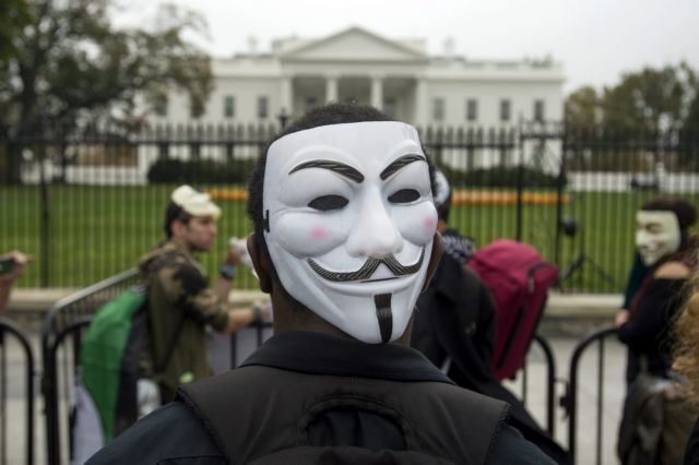 Οι Anonymous «βγάζουν τις κουκούλες» της Κου Κλουξ Κλαν