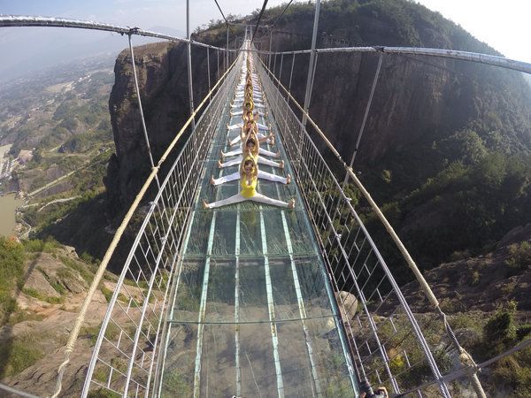 Κίνα: 100 κορίτσια κάνουν γιόγκα στην πιο εντυπωσιακή γυάλινη γέφυρα