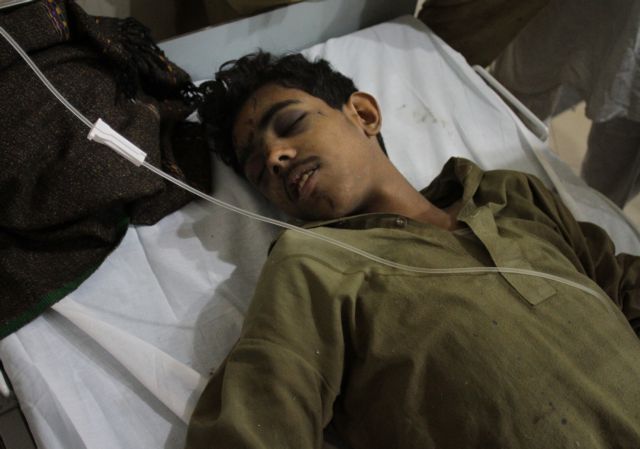 Έφηβος βγήκε, 50 ώρες μετά, ζωντανός από την κατάρρευση στη Λαχώρη