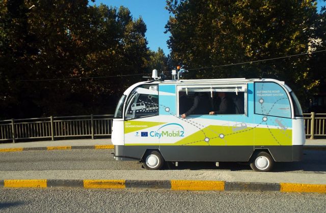 Τρίκαλα: Καβάλησε πεζοδρόμιο ένα από τα λεωφορεία χωρίς οδηγό