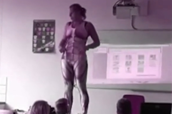 Δασκάλα «γδύνεται» στην τάξη για να διδάξει μάθημα ανατομίας