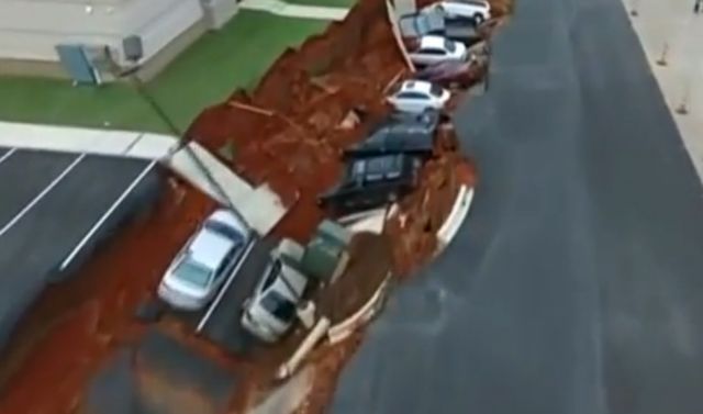 Βίντεο: Άνοιξε ξαφνικά η γη και κατάπιε 15 αυτοκίνητα