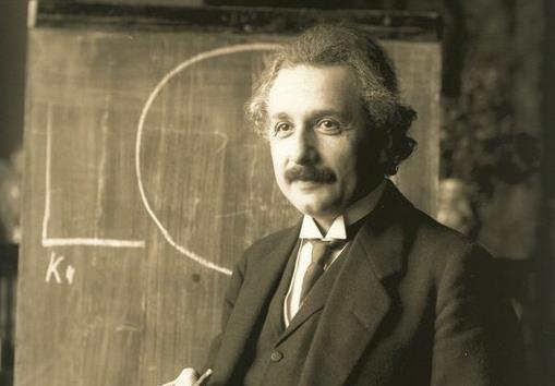 Ο Άλμπερτ Αϊνστάιν σε διάλεξή του στη Βιέννη το 1921. Ο σπουδαίος φυσικός θα υποβληθεί ξανά σε τεστ.