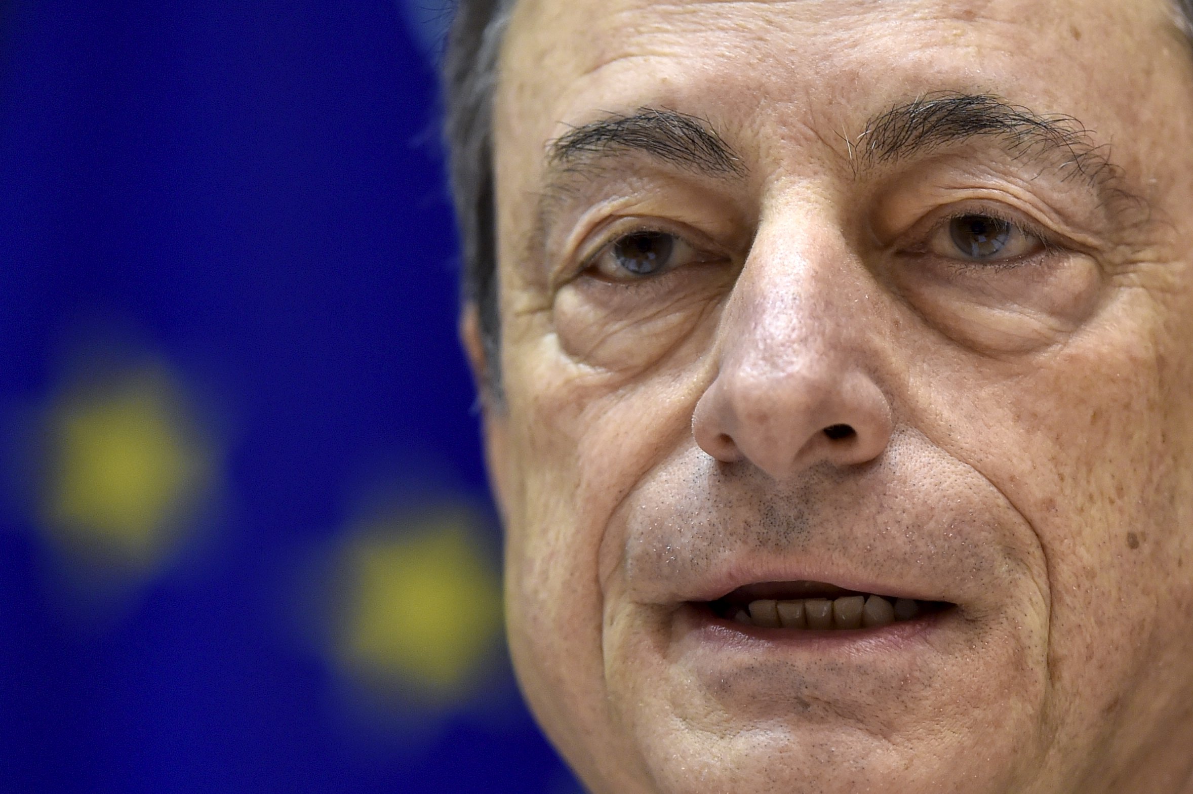 Επέκταση της ποσοτικής χαλάρωσης «δείχνει» ο Μάριο Ντράγκι