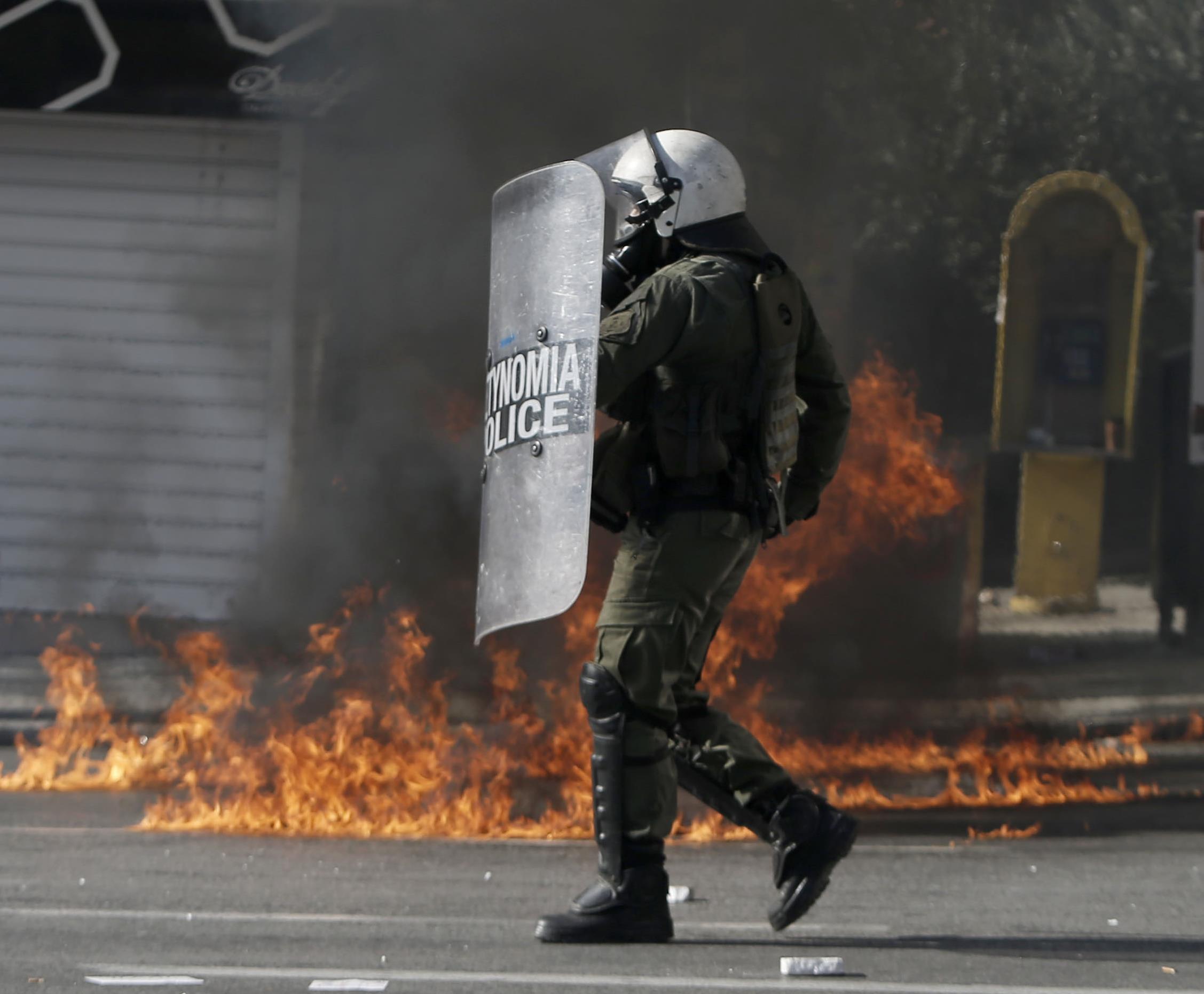 Επιθέσεις με μολότοφ εναντίον διμοιριών των ΜΑΤ στα Εξάρχεια