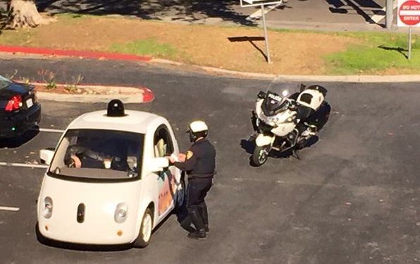 Τροχονόμος σταματάει αργά κινούμενο όχημα… χωρίς οδηγό