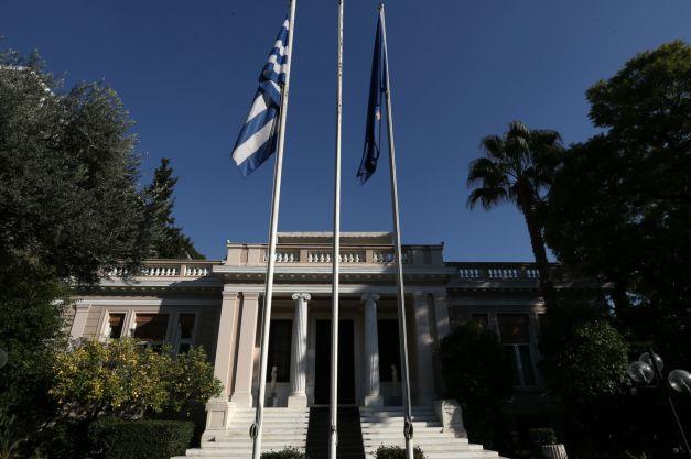 Στην κόψη του ξυραφιού η συγκυβέρνηση, ενώ τα δύσκολα έπονται