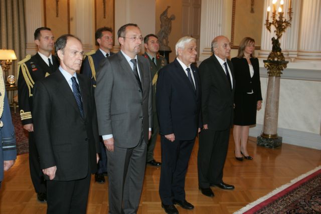 Ενός λεπτού σιγή για τους νεκρούς του Παρισιού και στο Προεδρικό Μέγαρο