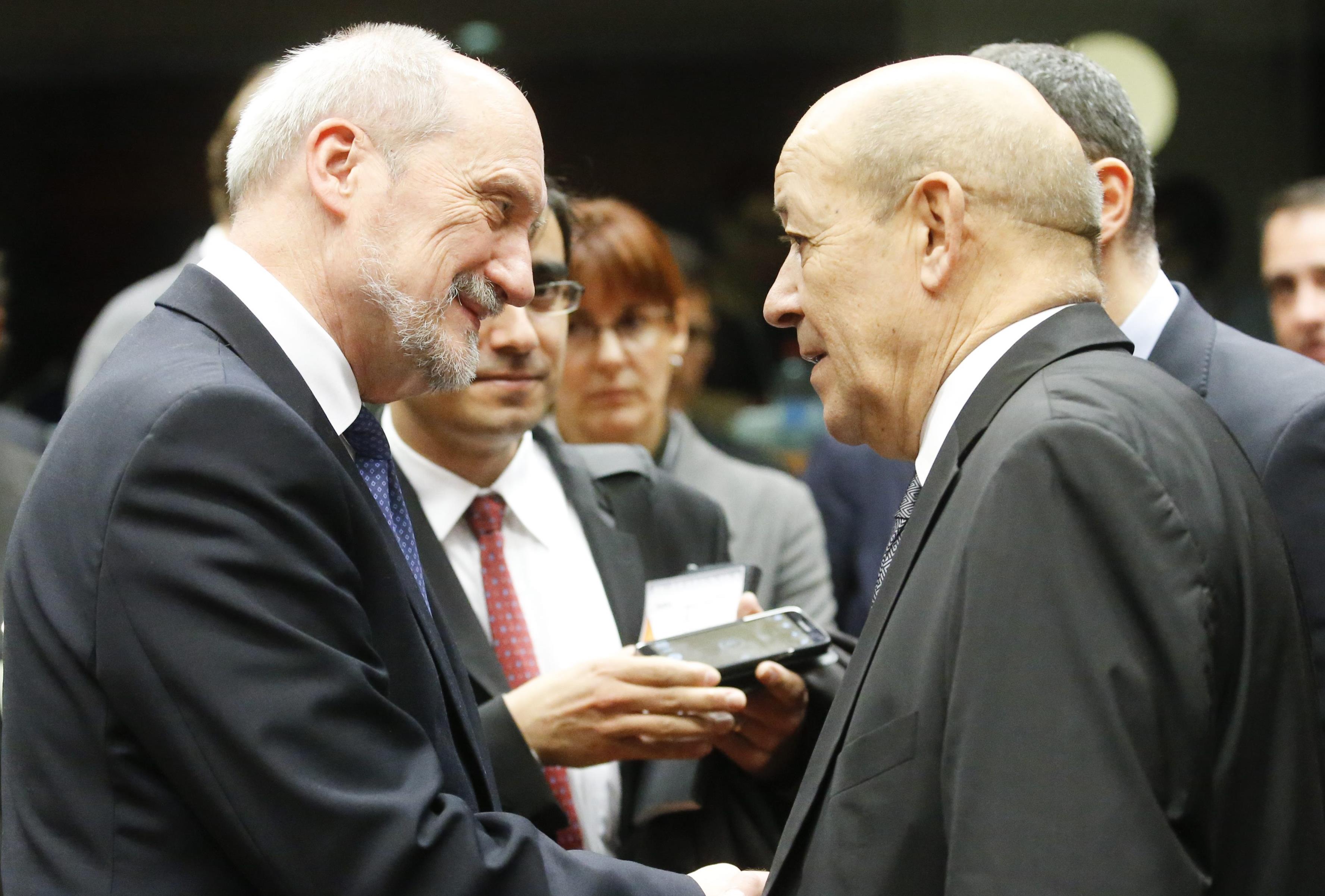 Το Παρίσι ζητά στρατιωτική συνδρομή από τις χώρες της ΕΕ