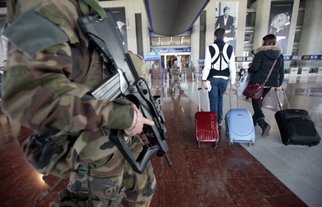 Η Γαλλία ζητά αυστηρότερους ελέγχους για τους ευρωπαίους ταξιδιώτες