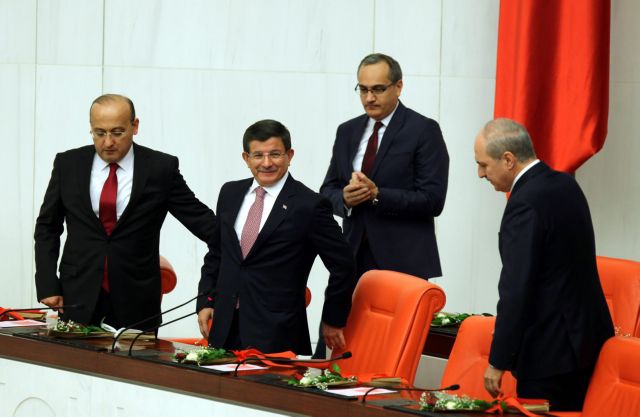 Εντολή σχηματισμού κυβέρνησης πήρε ο Νταβούτογλου από τον Ερντογάν