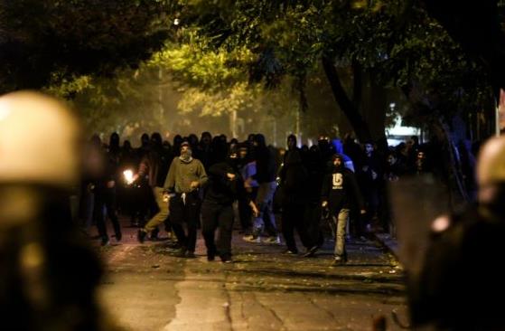 Μολότοφ στα Εξάρχεια μετά το τέλος της πορείας για το Πολυτεχνείο