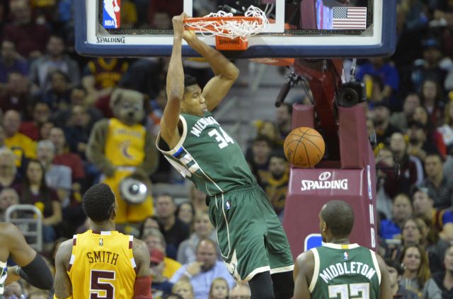 Τρομερός ο Αντετοκούνμπο με 33 πόντους στην ήττα των Μπακς