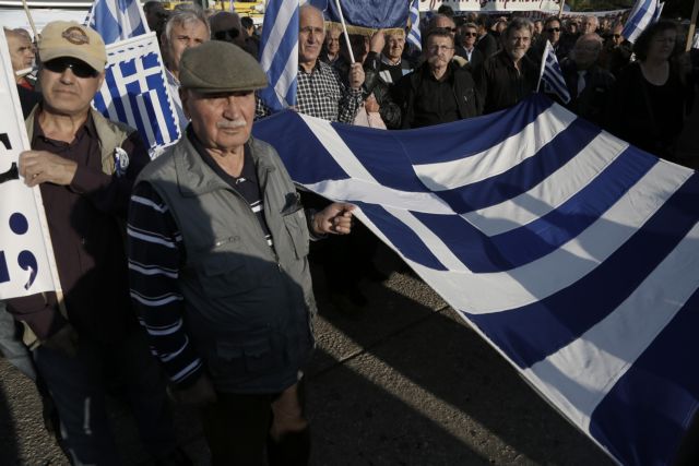 Διαμαρτυρία απόστρατων στο Σύνταγμα για τις περικοπές