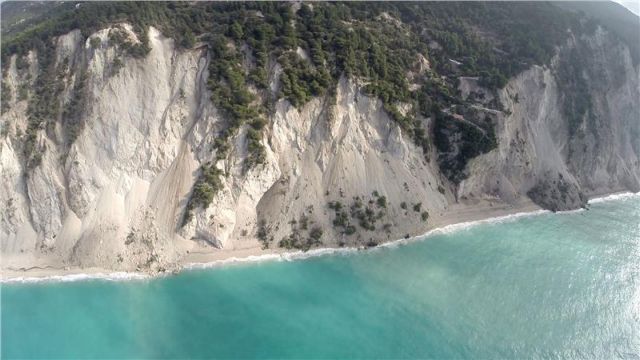 Γεωλόγοι: Η φύση θα αποκαταστήσει Εγκρεμνούς και Πόρτο Κατσίκι