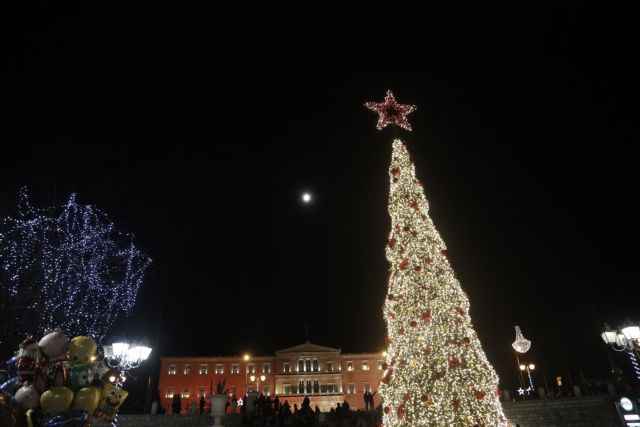 Η Αθήνα φόρεσε τα γιορτινά της και στέλνει μήνυμα αλληλεγγύης