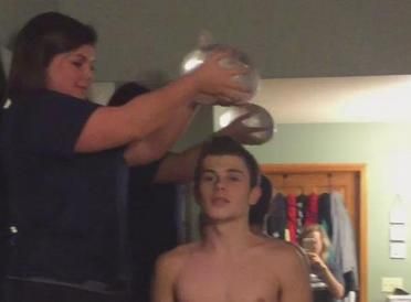 Ένα προφυλακτικό, τρία λίτρα νερό, μία κάμερα: Ιδού το Condom Challenge