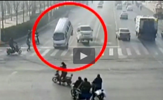 Η όχι και τόσο παράλογη «απογείωση» τριών Ι.Χ. σε δρόμο της Κίνας