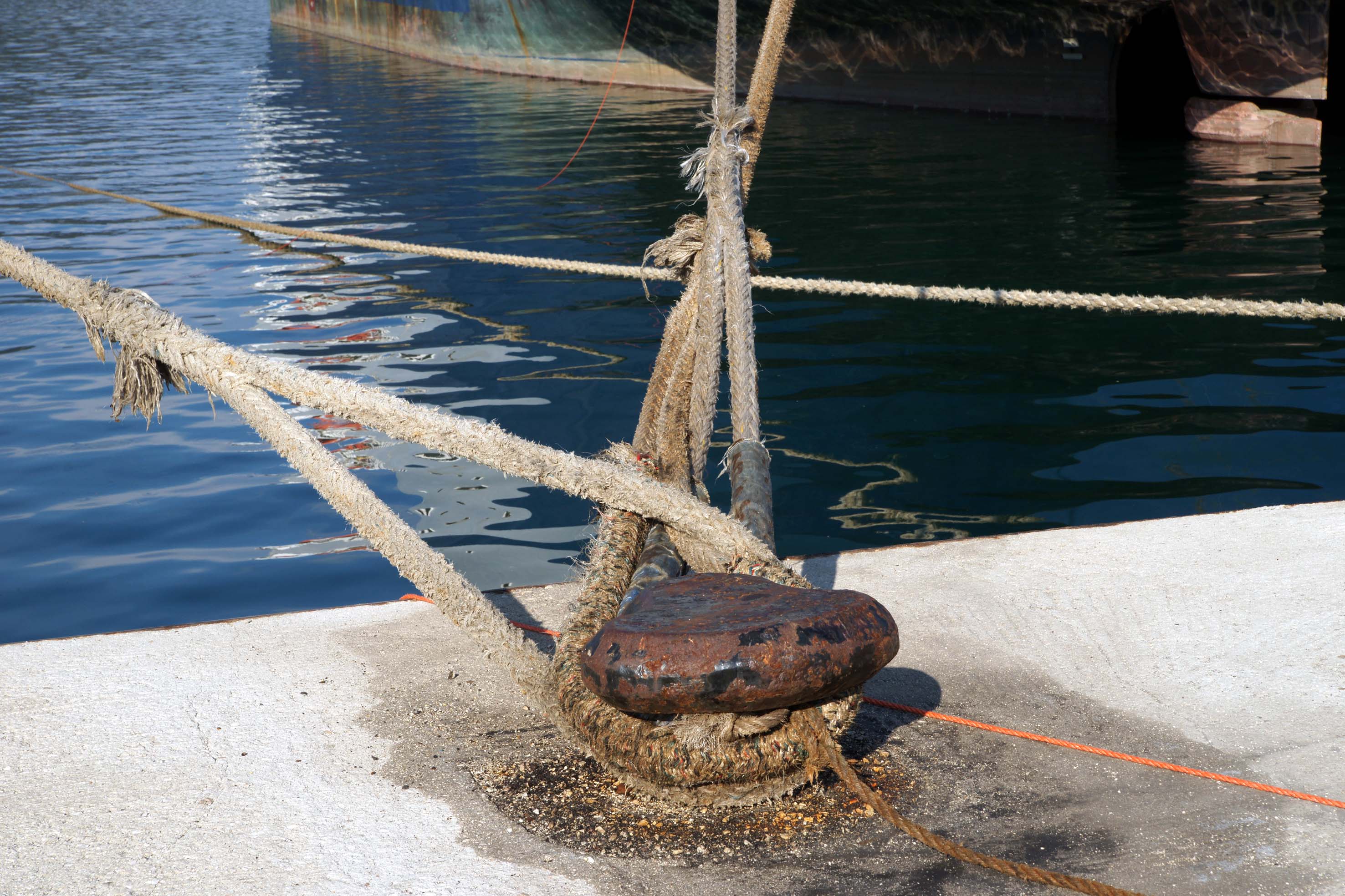 Δεμένα τα πλοία στα λιμάνια λόγω της 24ωρης απεργίας της ΓΣΕΕ