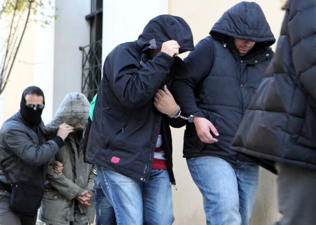 Εκβίαζαν εκατοντάδες καταστηματάρχες της Αττικής πουλώντας τους προστασία