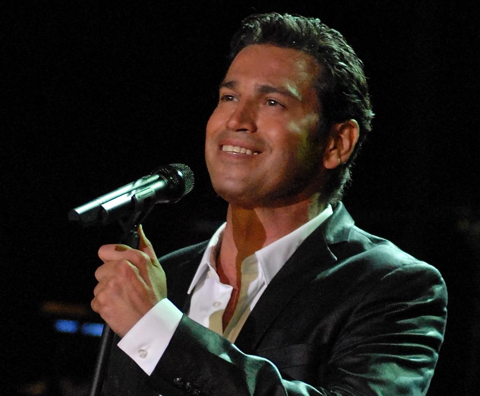 Ο Μάριος Φραγκούλης τραγουδά τα «κάλαντα» για καλό σκοπό