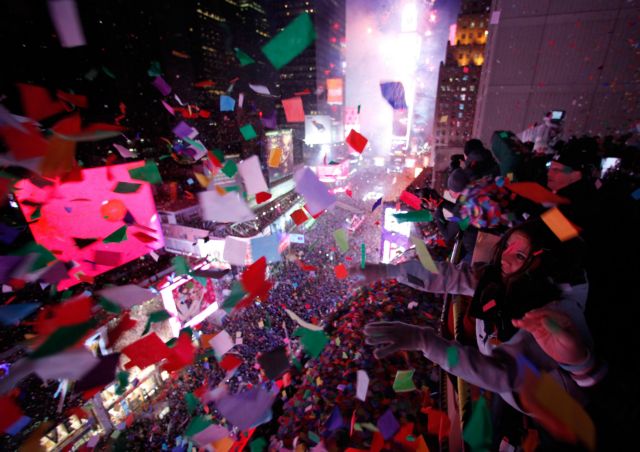 Ενάμιση τόνος κομφετί στην Times Square για την Πρωτοχρονιά