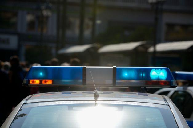 Άνδρας απειλούσε να αυτοκτονήσει έξω από το υπουργείο Εργασίας