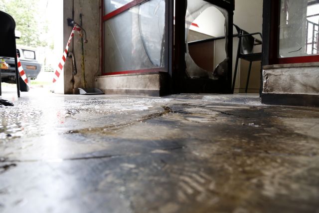 Γκαζάκια σε ΑΤΜ και στην είσοδο των γραφείων της ΧΑ στον Πειραιά