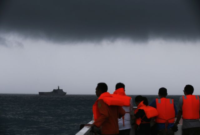 Τρεις νεκροί, δεκάδες αγνοούμενοι μετά τη βύθιση πλοίου στην Ινδονησία