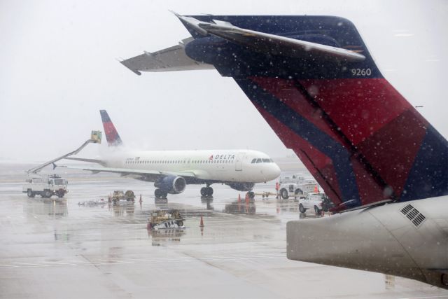 Μετά τις πλημμύρες στο νότο, οι ΗΠΑ παραλύουν από το χιόνι