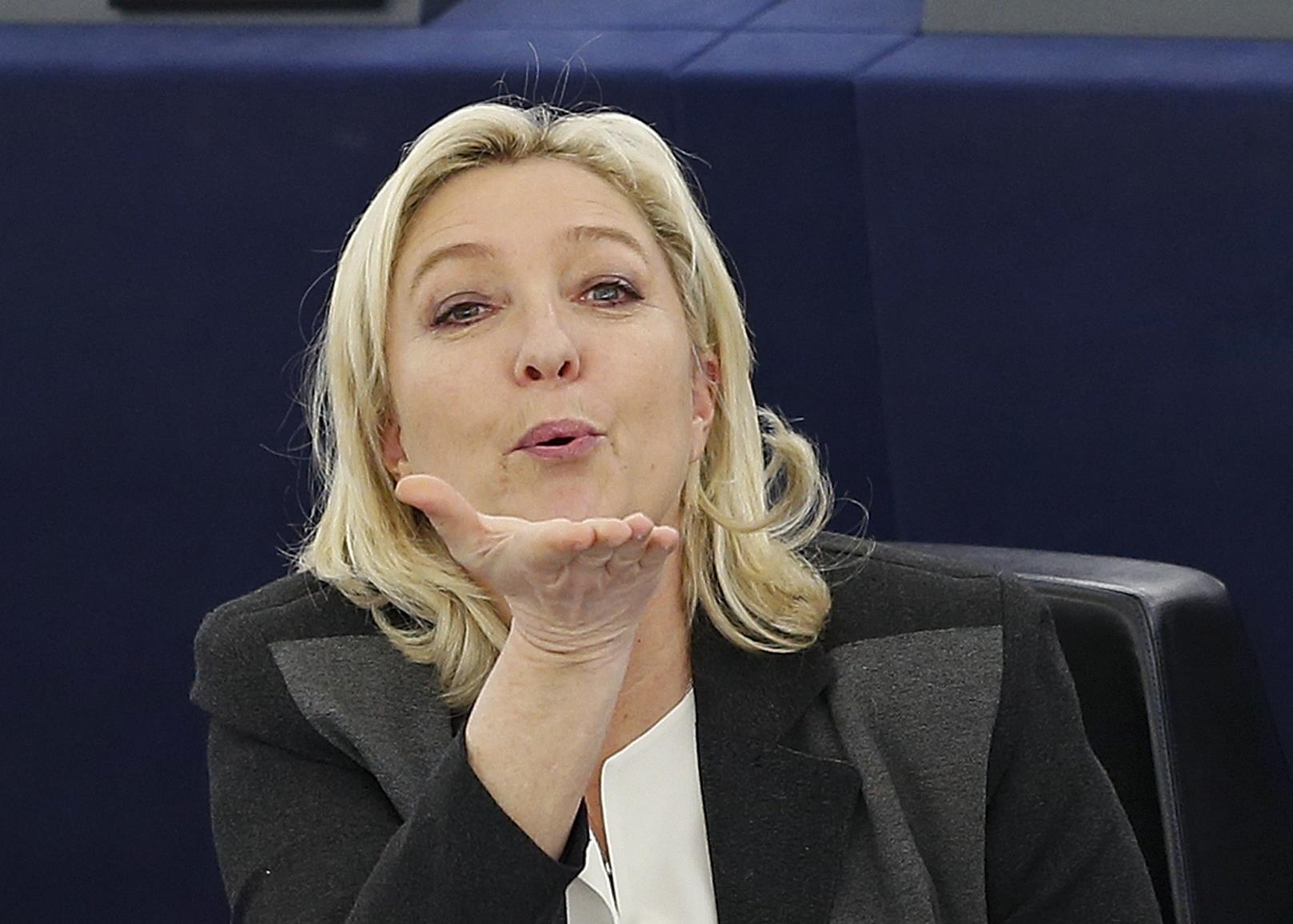 «Πλησιάζει στην εξουσία»: Η νίκη της Λεπέν ταράζει τη Γαλλία