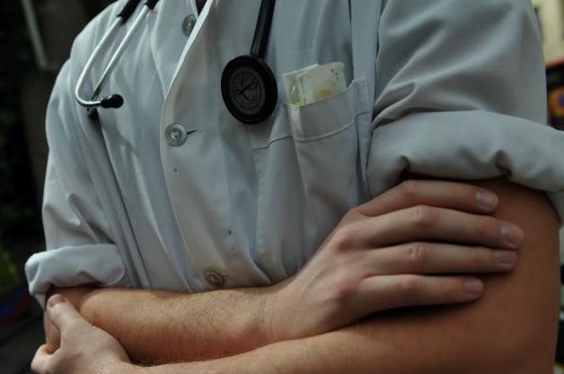 Ανεργία, υποαπασχόληση, μετανάστευση «μαστίζουν» τους νέους γιατρούς