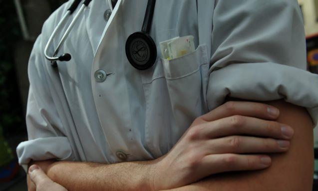 Σχέδιο παράδοσης της πρωτοβάθμιας περίθαλψης σε ιδιωτικές αλυσίδες καταγγέλλουν οι γιατροί