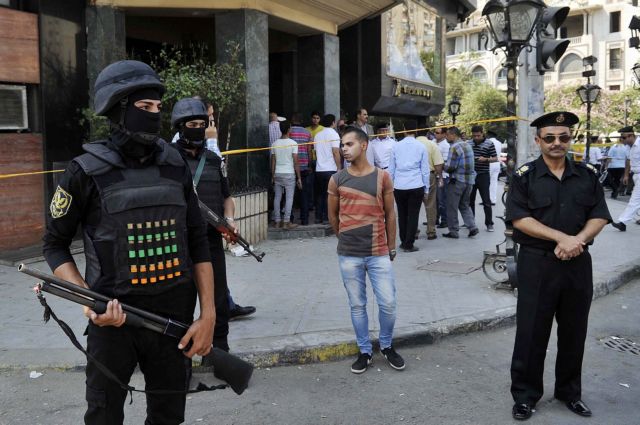 Βομβιστική επίθεση με 12 νεκρούς σε εστιατόριο στο Κάιρο