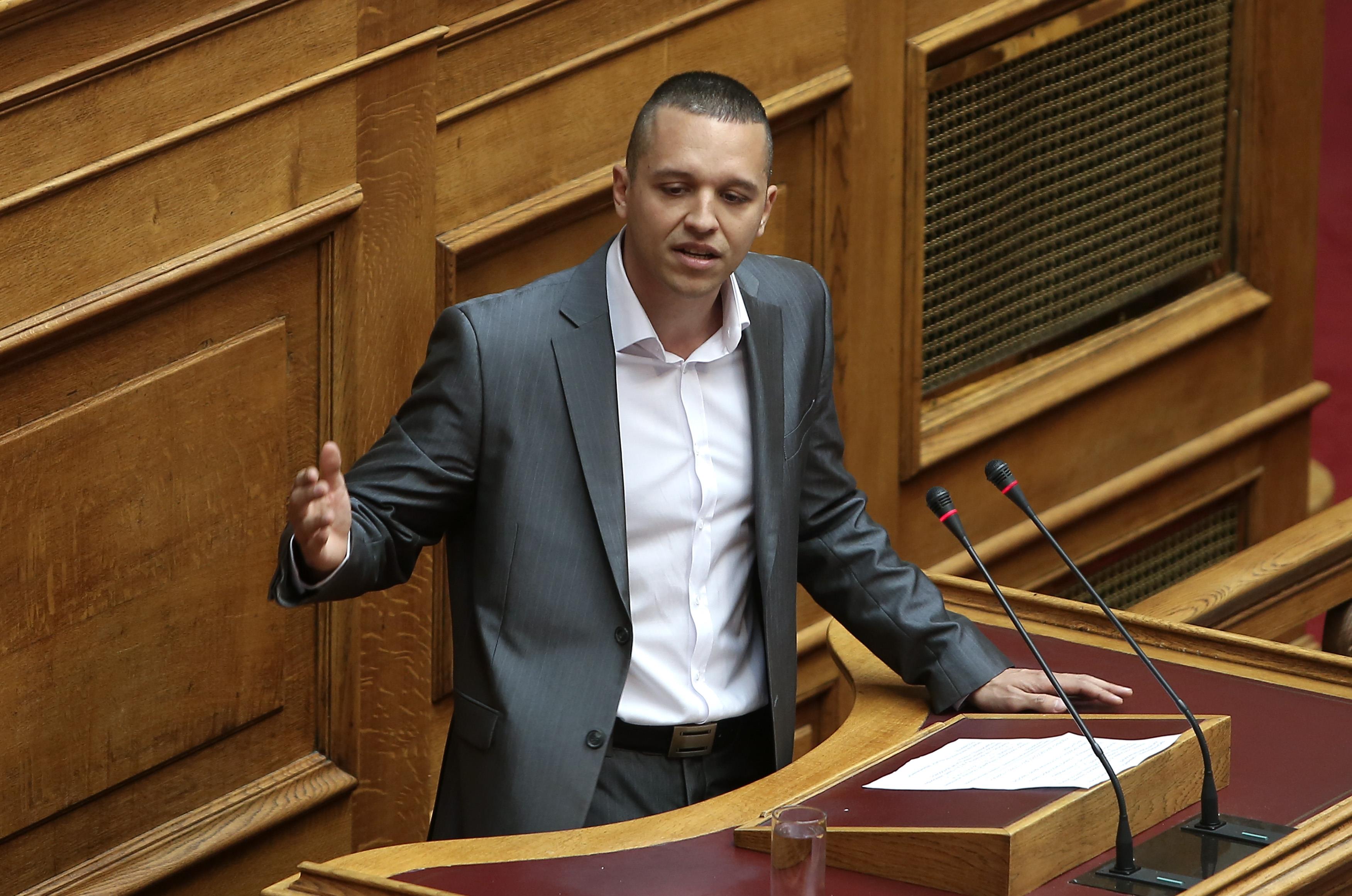 Ρατσιστικό ξέσπασμα Κασιδιάρη στη Βουλή, είπε «ηλίθιο» τον πρωθυπουργό