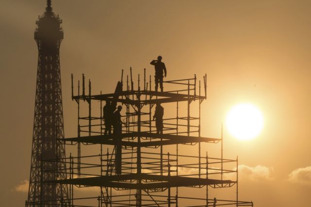 Γαλλία: Αναθεώρηση προς τα κάτω της ανάπτυξης μετά τις επιθέσεις στο Παρίσι