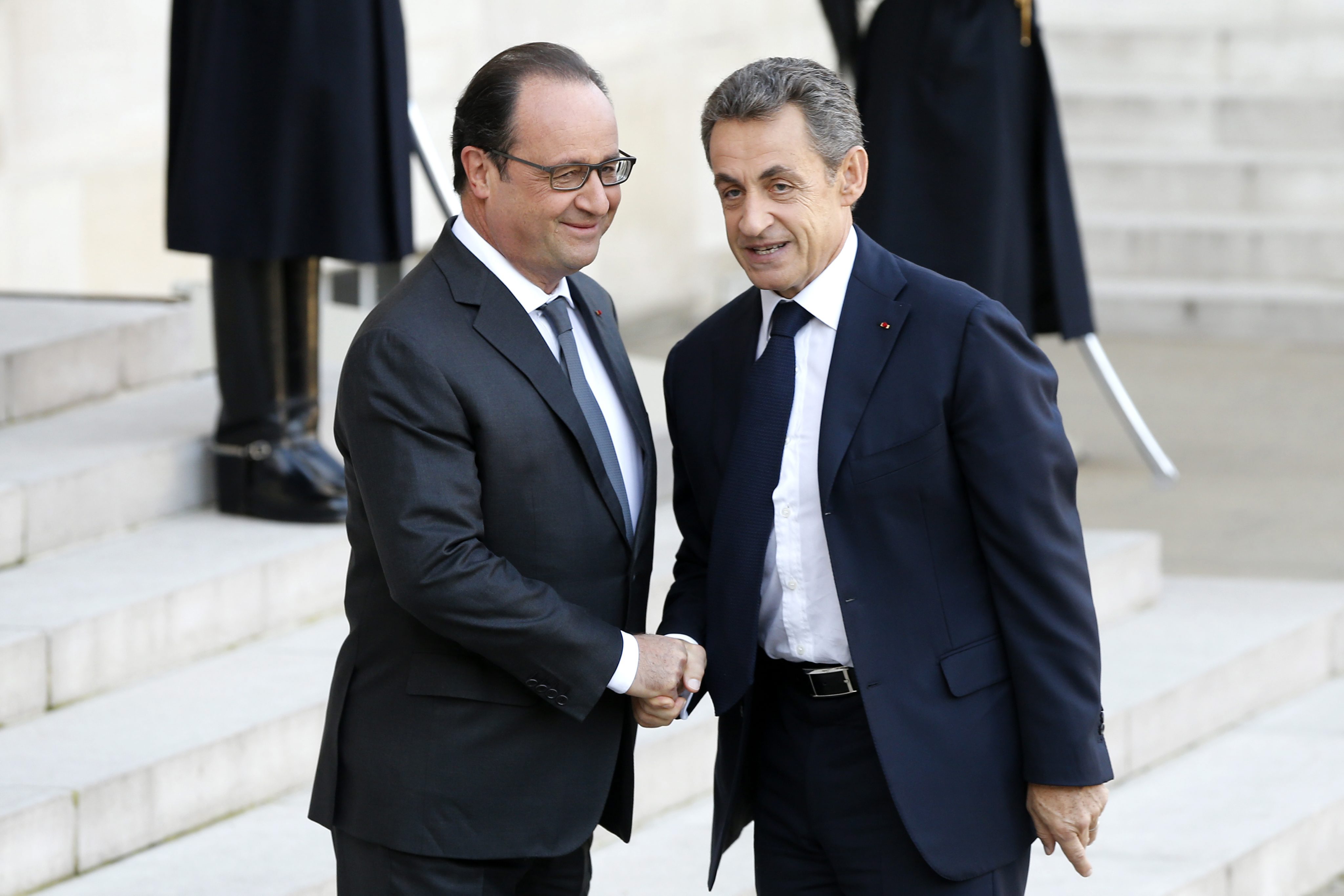 Ο Ολάντ ξεπέρασε τον Σαρκοζί σε δημοφιλία για πρώτη φορά μετά το 2012