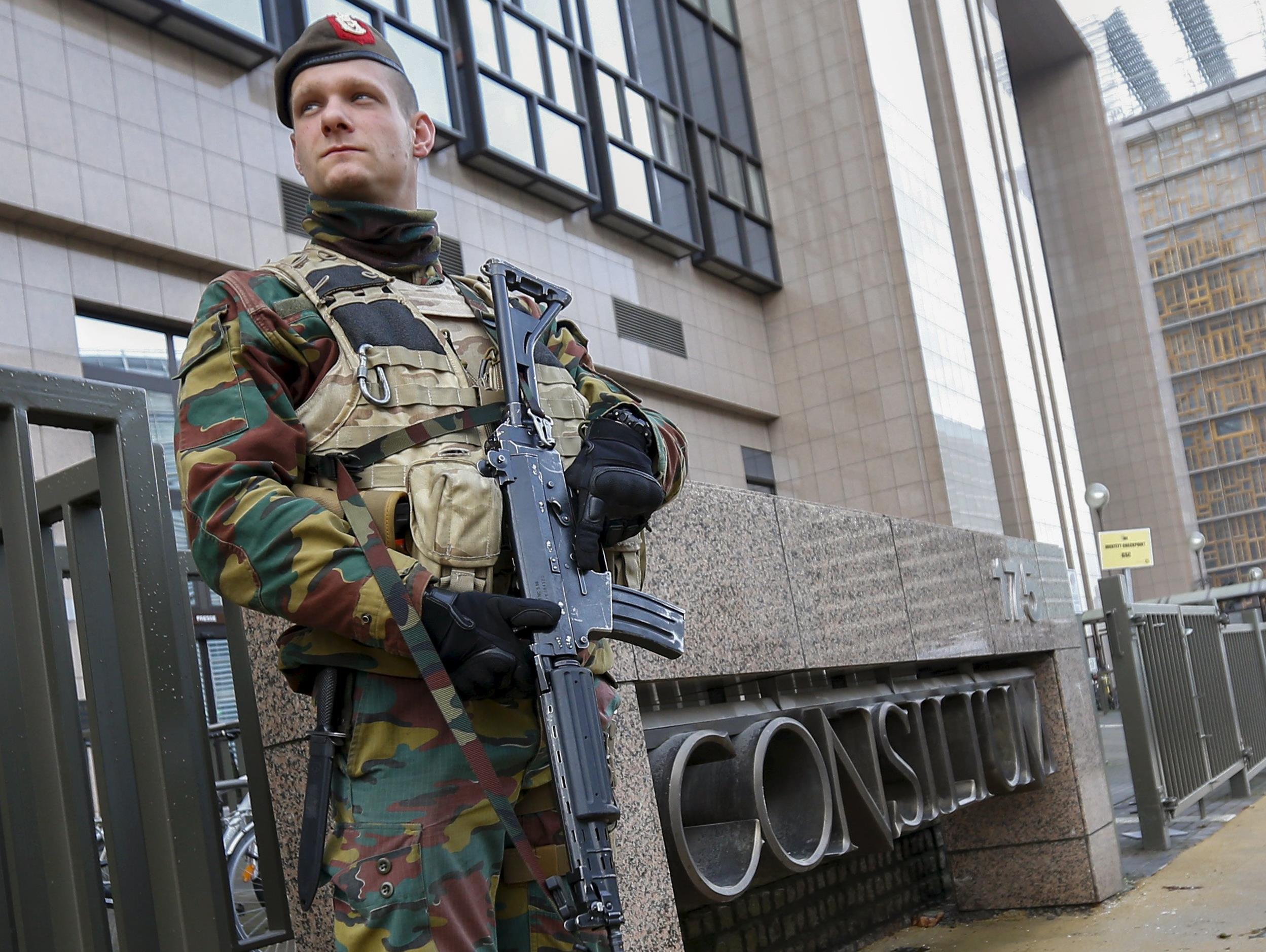 Οι Βρυξέλλες ήταν στον αντιτρομοκρατικό γύψο, αλλά οι στρατιώτες… «οργίαζαν»