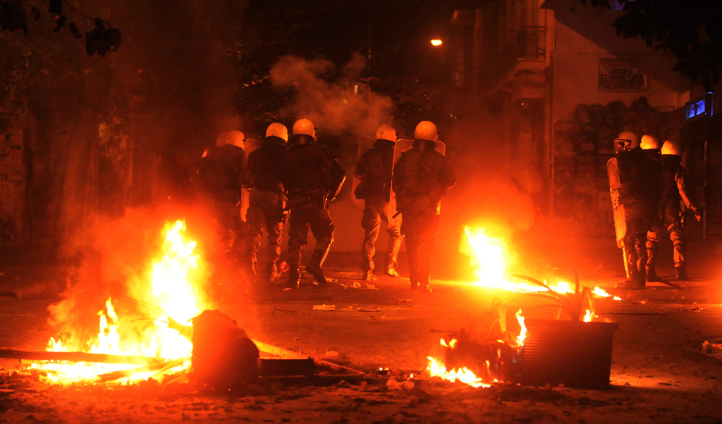 Συγκρούσεις νεαρών με ΜΑΤ στα Εξάρχεια, επτά συλλήψεις