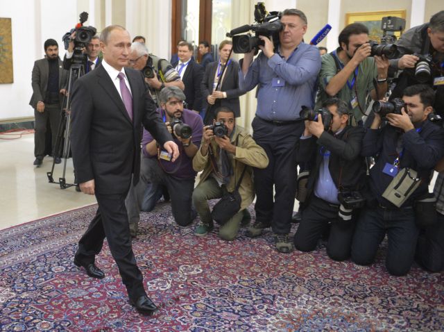 Νευρολόγοι επιχειρούν να εξηγήσουν το παράξενο περπάτημα του Πούτιν