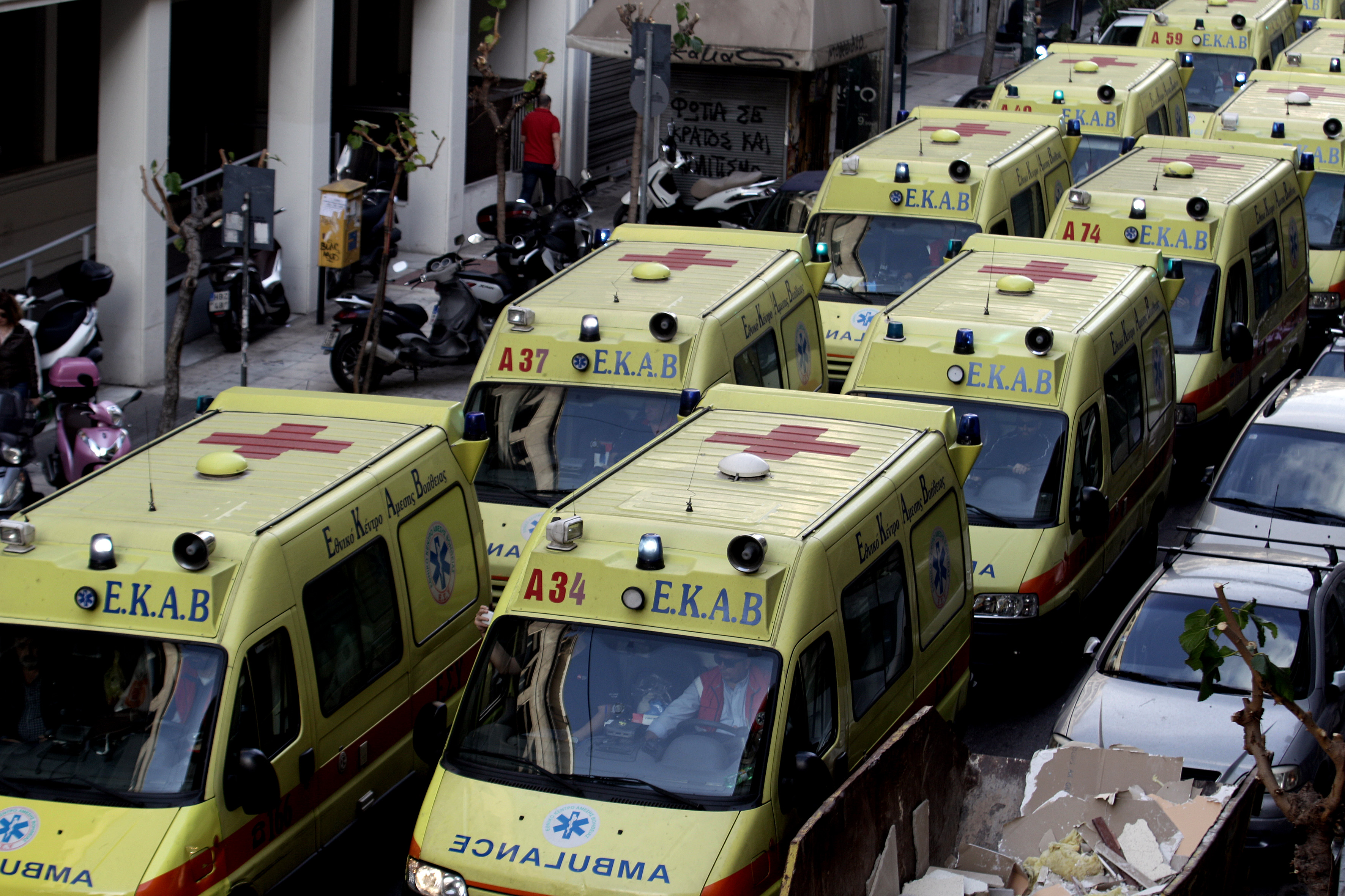 Σε επίσχεση εργασίας οι εργαζόμενοι στα ΕΚΑΒ