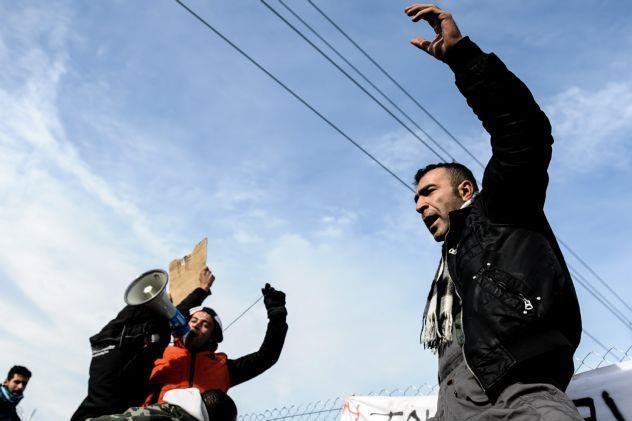 Ένταση μεταξύ προσφύγων και μεταναστών στην Ειδομένη