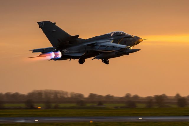 Στους πρώτους βομβαρδισμούς στη Συρία προχώρησε ήδη η βρετανική αεροπορία