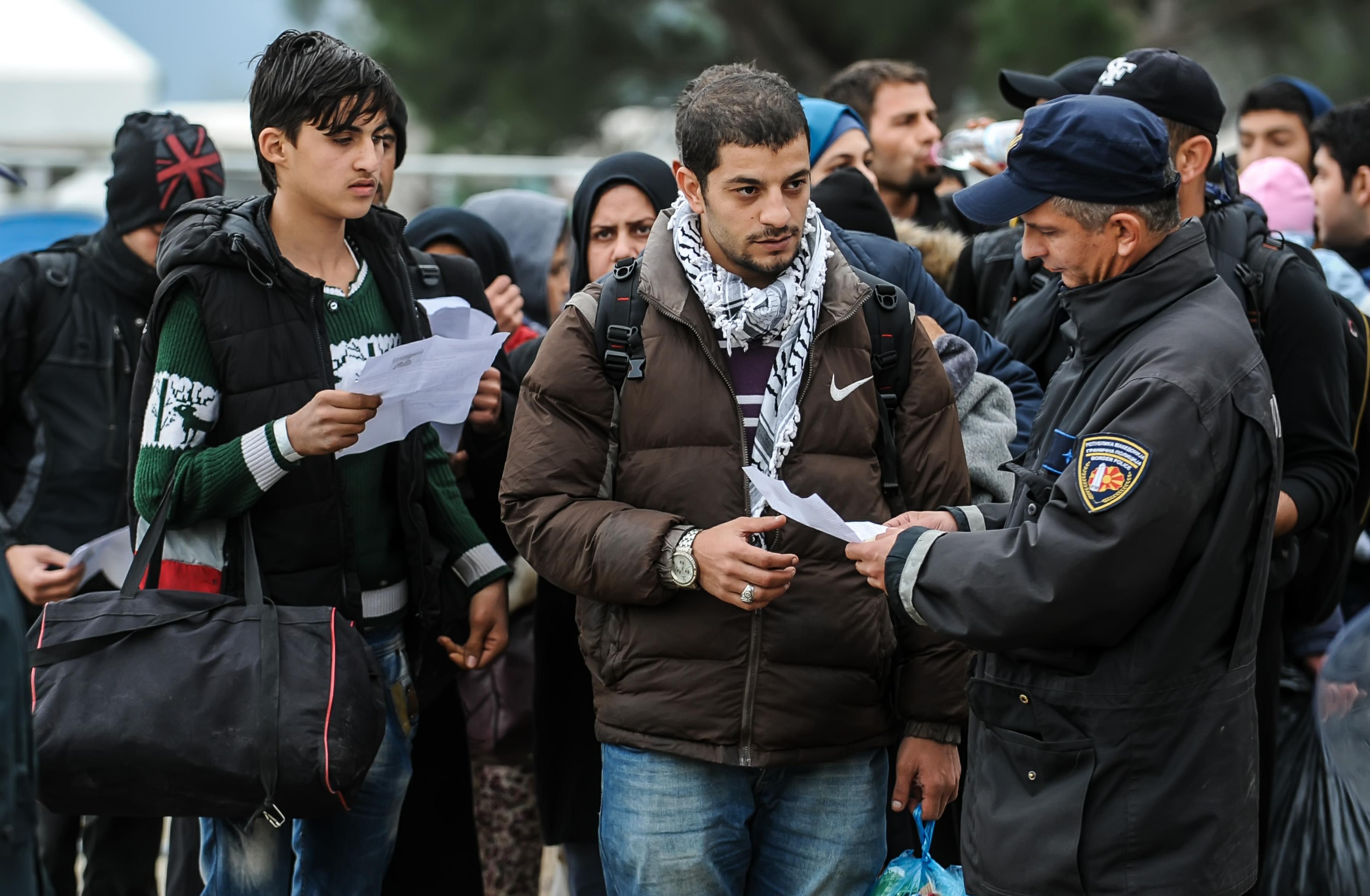 Ανοιξε για σύρους, αφγανούς και ιρακινούς πρόσφυγες το πέρασμα στην Ειδομένη